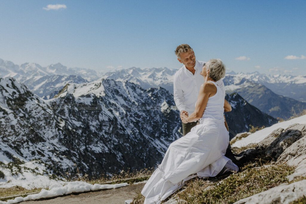 Hochzeitsfotograf Allgäu - Freie Trauung auf der Skisprung Schanze Obersdorf und Brautpaarbilder auf dem Berg Nebelhorn