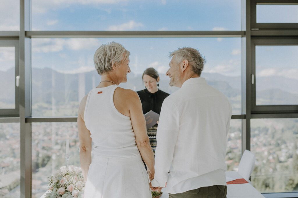 Hochzeitsfotograf Allgäu - Freie Trauung auf der Skisprung Schanze Obersdorf und Brautpaarbilder auf dem Berg Nebelhorn