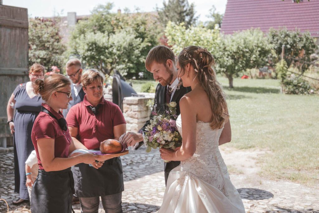 Freie Trauung im Gutshof zum Roten Löwen in Predel und After Wedding Bilder in Ludwigsburg im Barockschloss - Die Hochzeit von Lilli & Micha