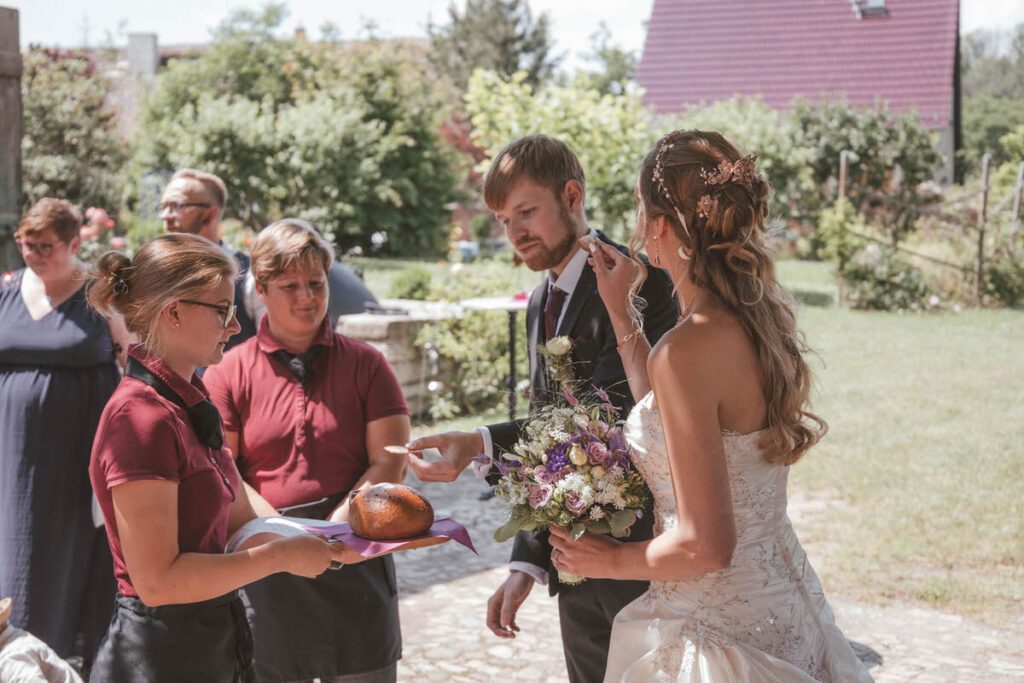 Freie Trauung im Gutshof zum Roten Löwen in Predel und After Wedding Bilder in Ludwigsburg im Barockschloss - Die Hochzeit von Lilli & Micha