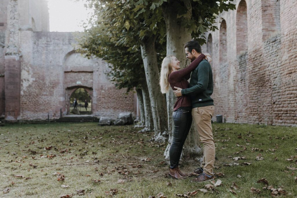 Verträumtes Paar Fotoshooting in der Pfalz bei Bad Dürkheim in der Klosterruine Limburg und am Römischen Weingut