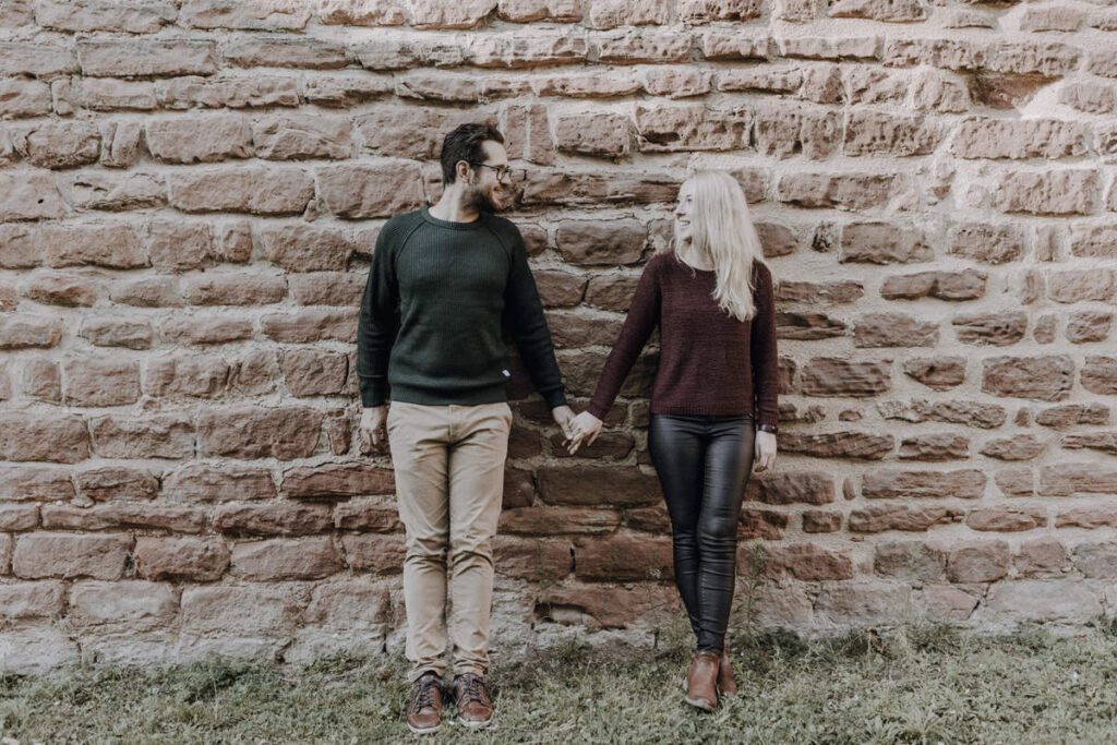 Verträumtes Paar Fotoshooting in der Pfalz bei Bad Dürkheim in der Klosterruine Limburg und am Römischen Weingut