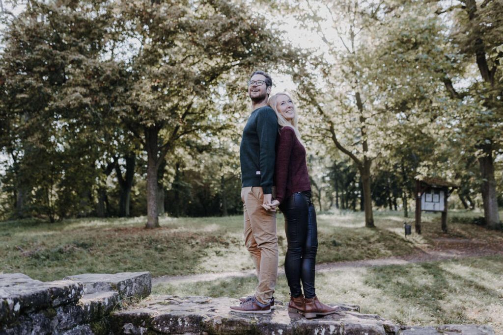 Verträumtes Paar Fotoshooting in der Pfalz bei Bad Dürkheim in der Klosterruine Limburg und am Römischen Weingut