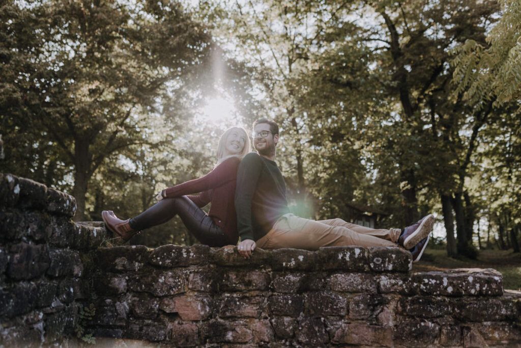 Verträumtes Paar Fotoshooting in der Pfalz bei Bad Dürkheim in der Klosterruine Limburg und am Römischen Weingut