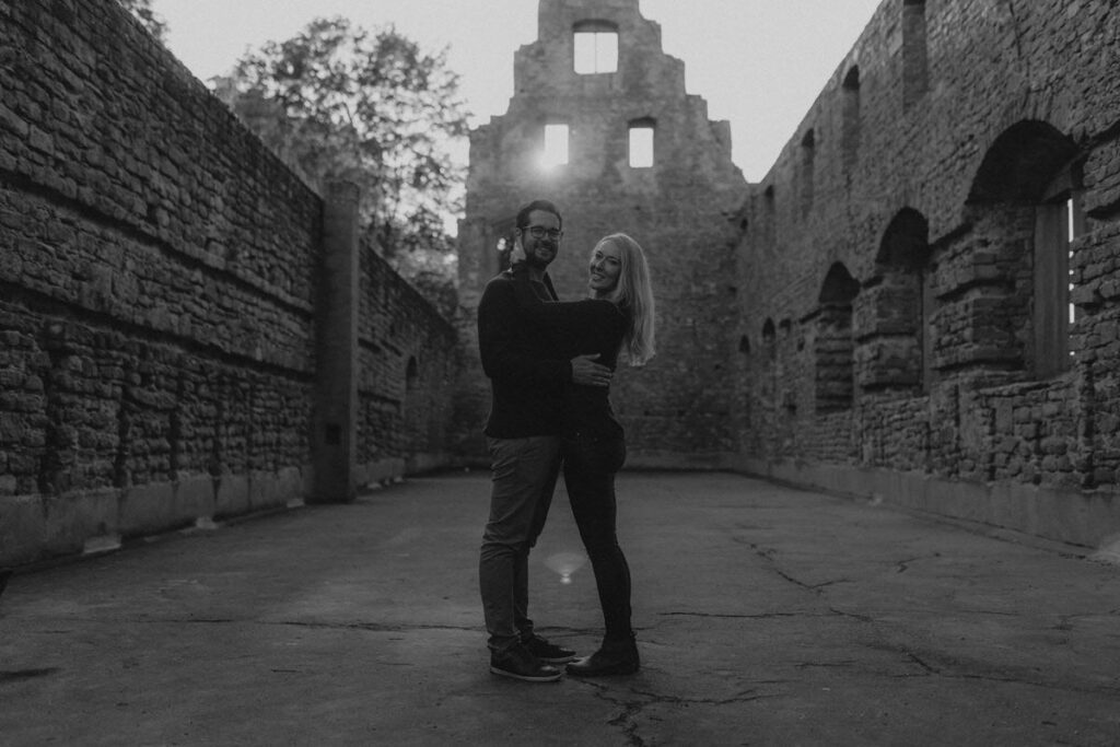 Verträumtes Paar Fotoshooting in der Pfalz bei Bad Dürkheim in der Klosterruine Limburg und am Römischen Weingut