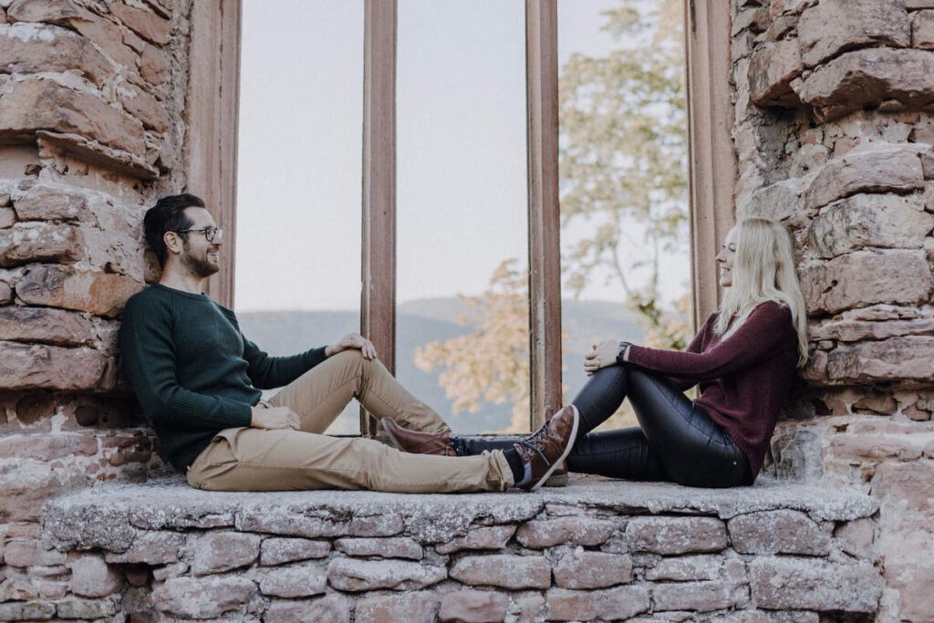 Verträumtes Paar Fotoshooting in der Pfalz bei Bad Dürkheim in der Klosterruine Limburg und am Römischen Weingut