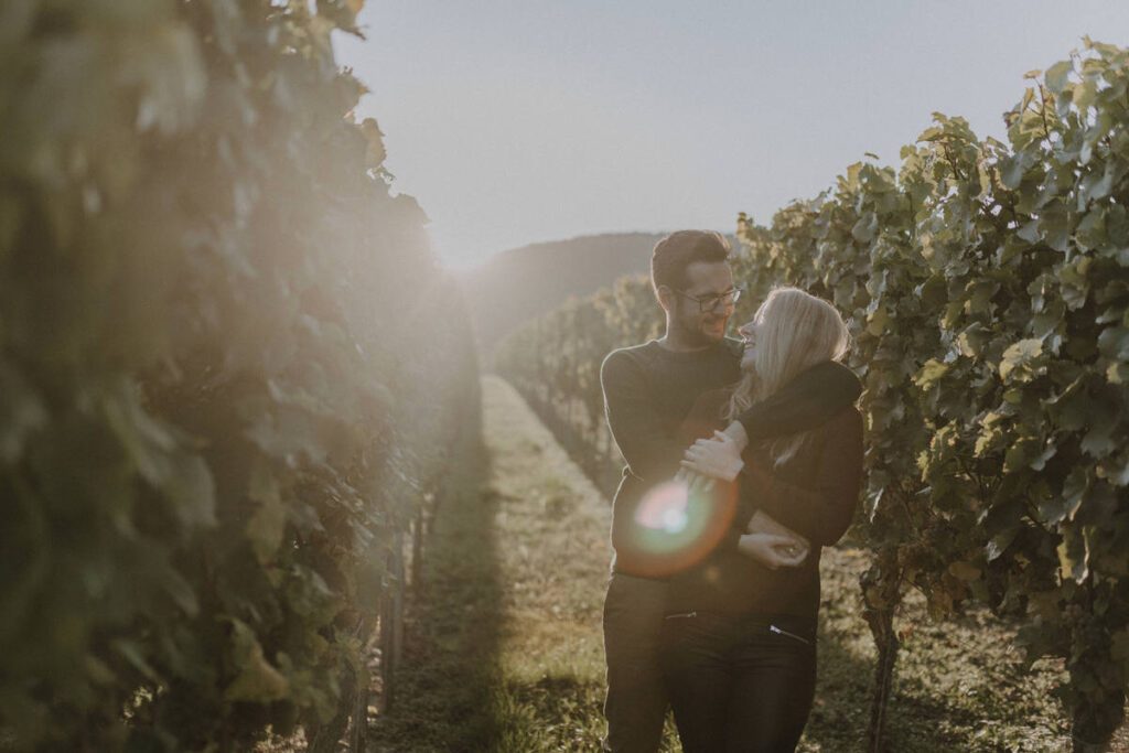 Verträumtes Paar Fotoshooting in der Pfalz bei Bad Dürkheim in der Klosterruine Limburg und am Römischen Weingut