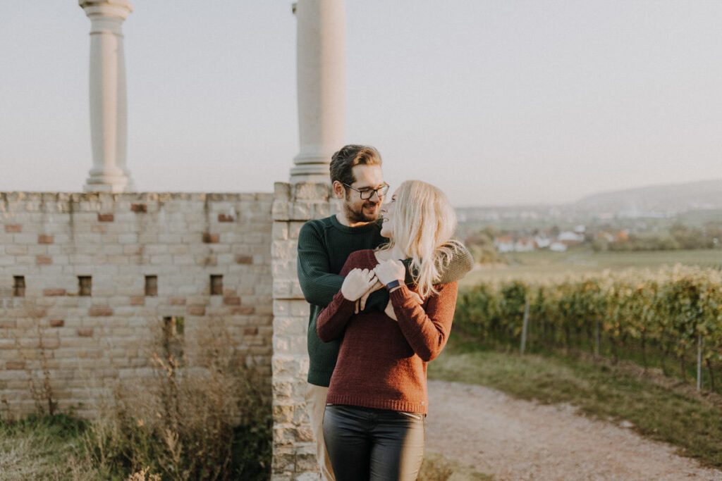 Verträumtes Paar Fotoshooting in der Pfalz bei Bad Dürkheim in der Klosterruine Limburg und am Römischen Weingut