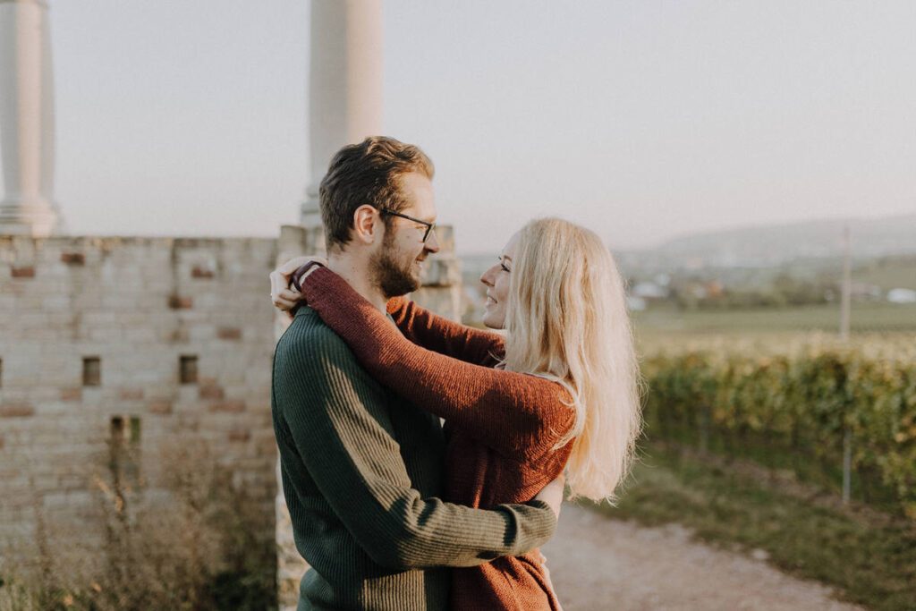 Verträumtes Paar Fotoshooting in der Pfalz bei Bad Dürkheim in der Klosterruine Limburg und am Römischen Weingut