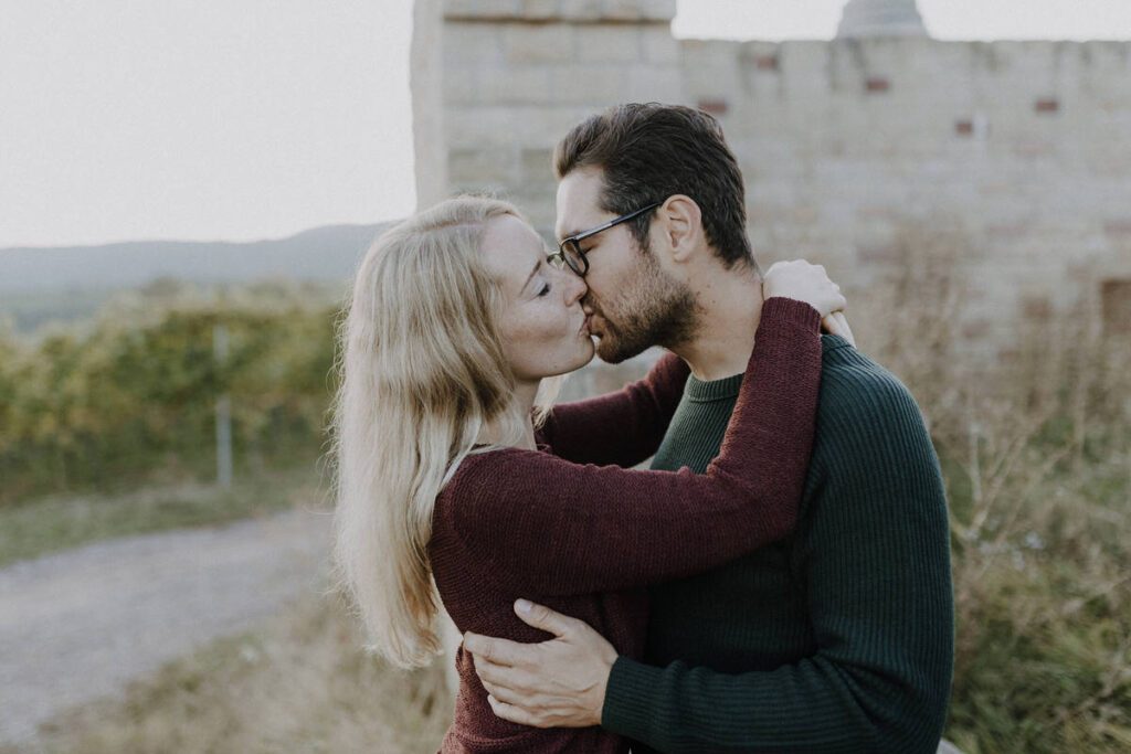 Verträumtes Paar Fotoshooting in der Pfalz bei Bad Dürkheim in der Klosterruine Limburg und am Römischen Weingut