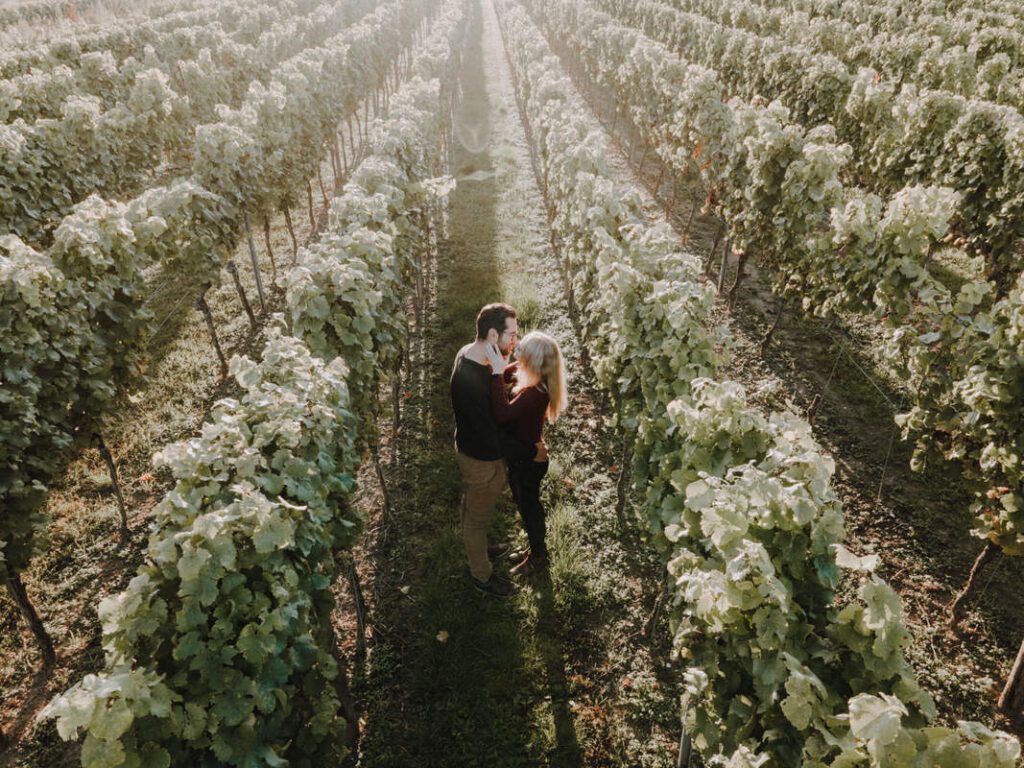 Verträumtes Paar Fotoshooting in der Pfalz bei Bad Dürkheim in der Klosterruine Limburg und am Römischen Weingut